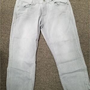 💕Arazona 13 grey denim capris. Measures aprox 35 waist, 22 inseam and 9 rise